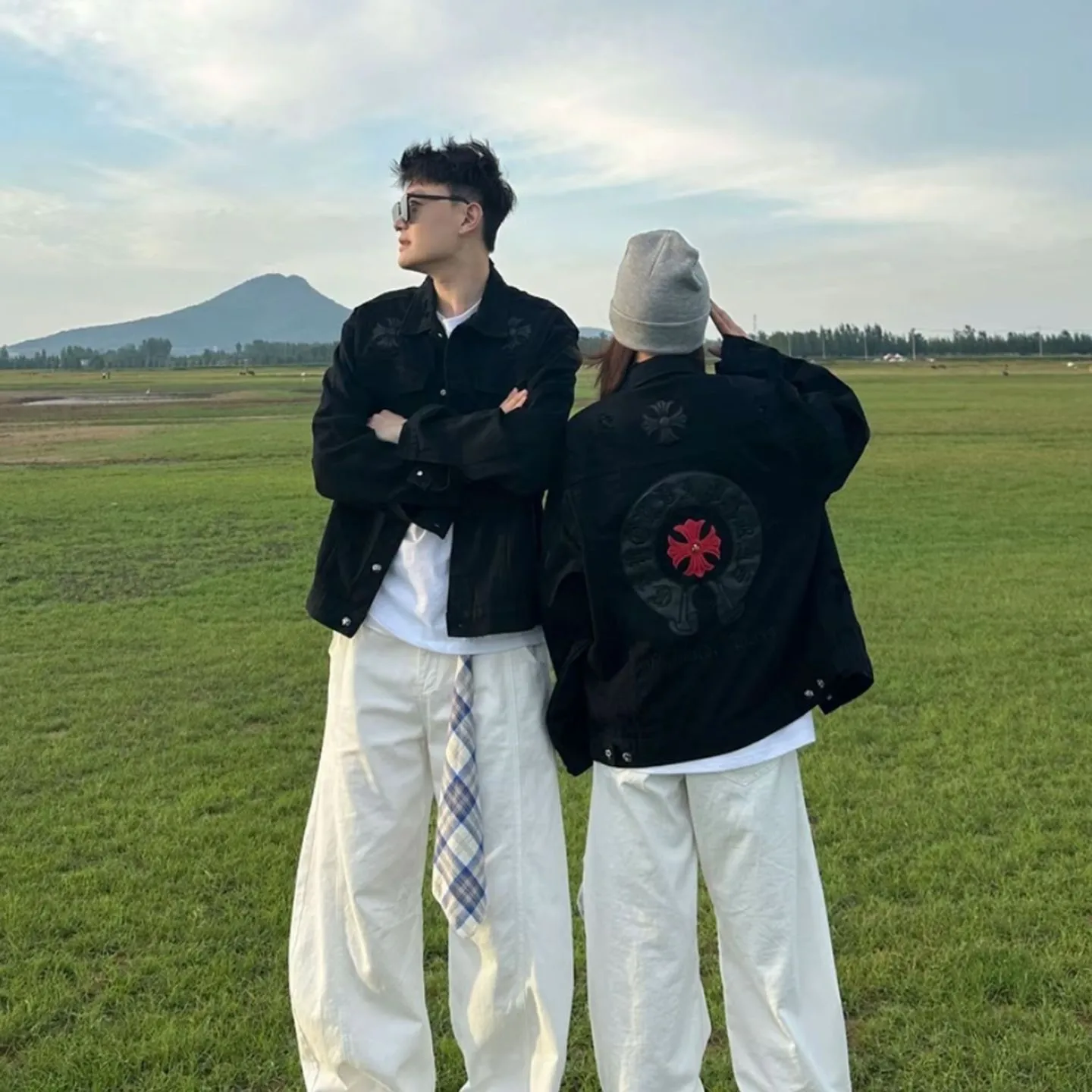 P270 💰 Chrome Hearts Chrome Hearts Cross-Patch Leather Embroidered Shirt Denim Jacket OS version can be worn by both men and women! The fabric is made of twill gauze cotton fabric! The texture is clear and smooth, not easy to wrinkle or fade! The embroidery process is complex and repetitive. There are more than 20 leather labels. It takes 6 repeated embroidery steps to complete the back body. The requirements for the embroidery machine are very strict, and the distance is 45 cm! It won’t work if the spacing is too big, and it won’t work if it’s too small! We make clothes with care, and every detail must be restored one to one! The hardware is all carved and cast, and they are all genuine from the original factory! This piece of clothing consumes a lot of material, with more than 3 meters of material used for one piece of clothing! After the garment is made, it needs to be fixed at high temperature, washed at a water temperature of more than 70 degrees, and softened by adding softener to make the upper body softer and smoother! There is a flap on the sleeve that can be stored into short sleeves! Make it fit that understanding Color: Black White Size: S-M-L-XL